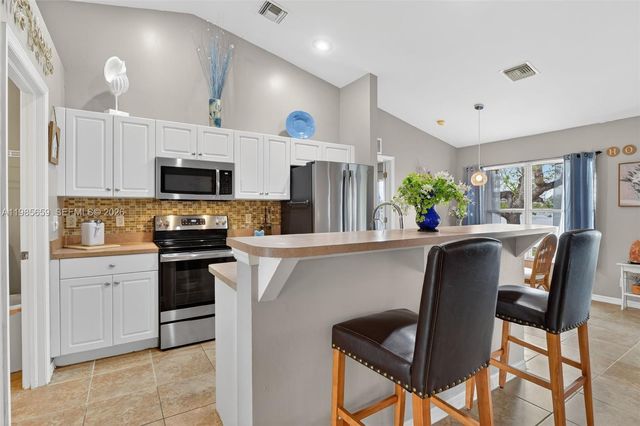 2707 NE 5th Avenue, Cape Coral, FL 33909