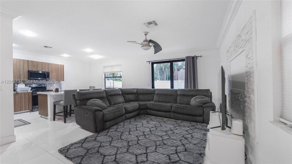 Image 2 of property listing at 4909 NW 59th St, Tamarac, FL 33319