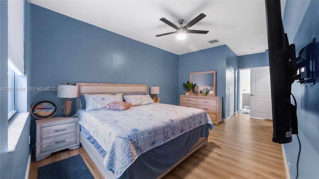 Image 7 of property listing at 4909 NW 59th St, Tamarac, FL 33319