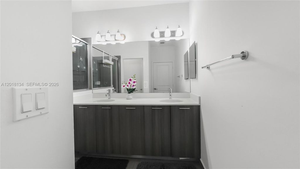 Image 8 of property listing at 4909 NW 59th St, Tamarac, FL 33319
