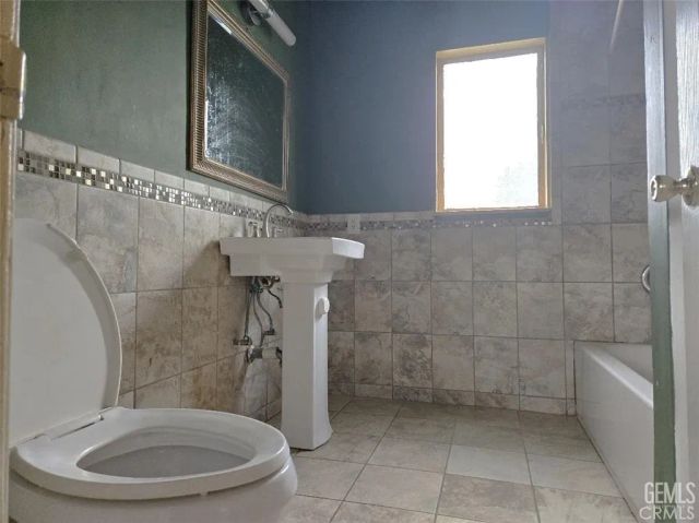 2217 Fairfax Road, Bakersfield, CA 93306