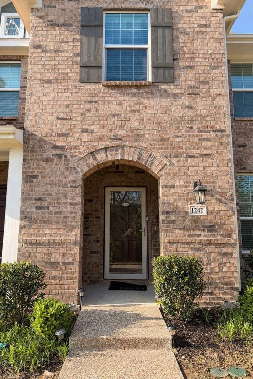 1242 Alamo Drive, Lewisville, TX 75077