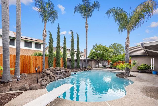 1934 Pontiac St, Oakdale, CA 95361