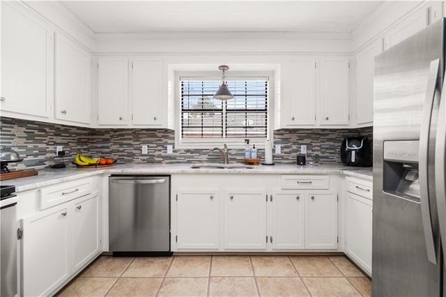 305 LAKE RIDGE Trail, Pineville, LA 71360