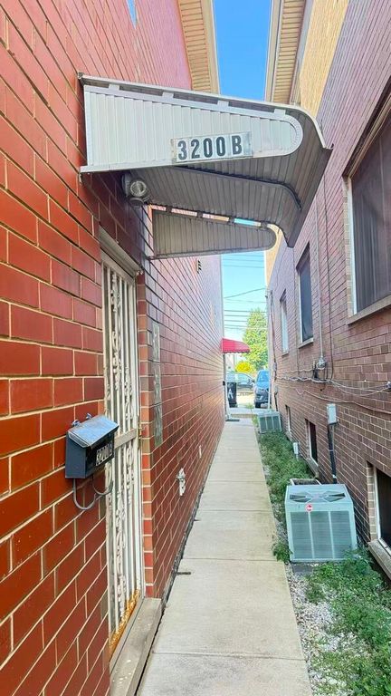 3200 S Throop Street B, Chicago, IL 60608 — photo 2