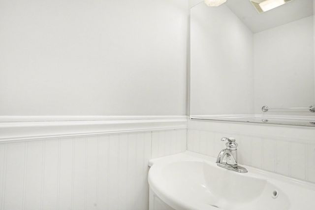 995 S Swain Avenue, Elmhurst, IL 60126