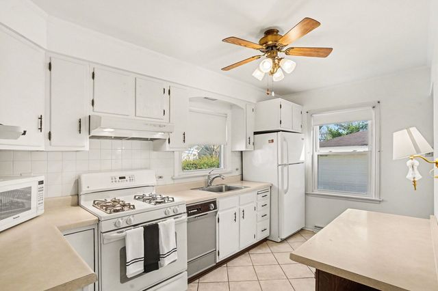 995 S Swain Avenue, Elmhurst, IL 60126