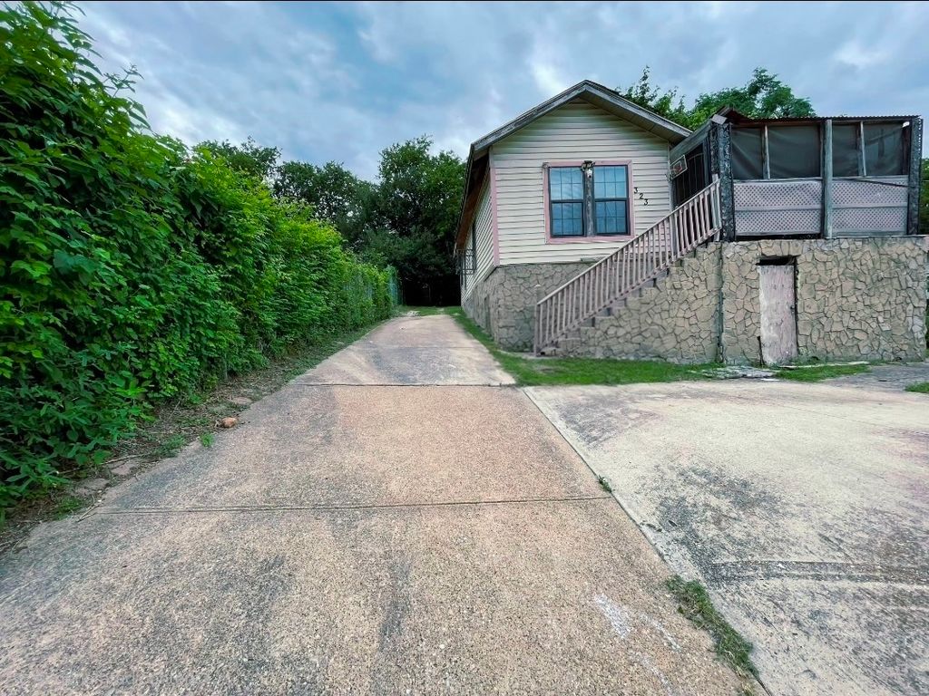 323 Sparks Street, Dallas, TX 75203