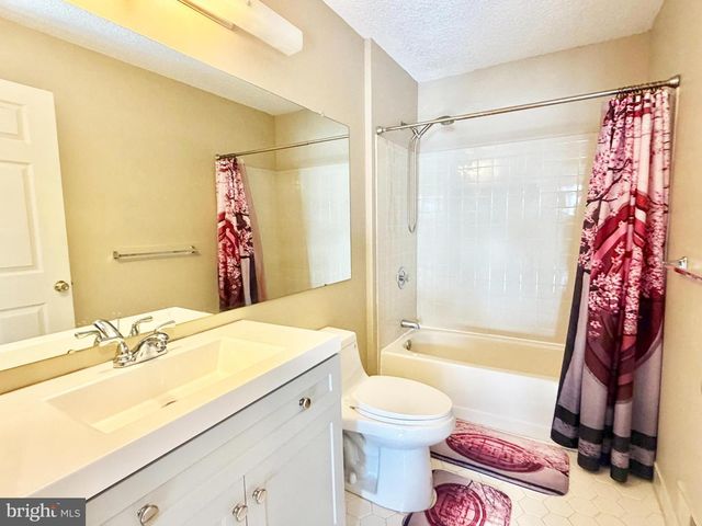 82 VERSAILLES CT, Hamilton, NJ 08619