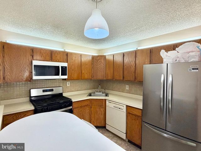 82 VERSAILLES CT, Hamilton, NJ 08619