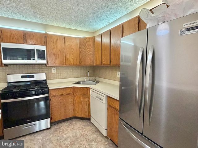 82 VERSAILLES CT, Hamilton, NJ 08619