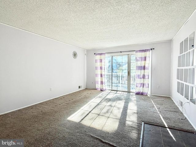 82 VERSAILLES CT, Hamilton, NJ 08619