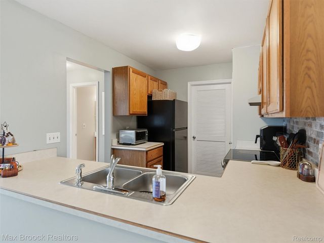 30613 Hidden Pines Lane, Roseville, MI 48066