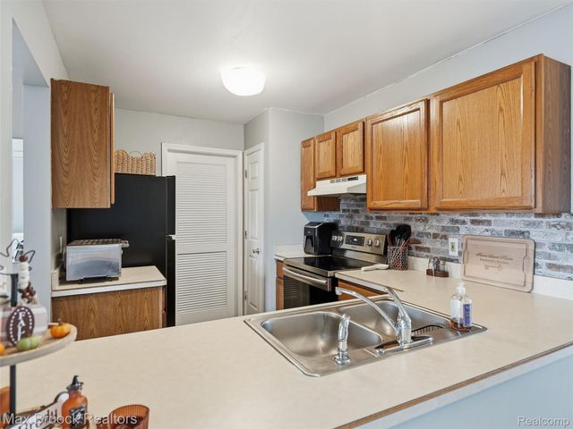30613 Hidden Pines Lane, Roseville, MI 48066