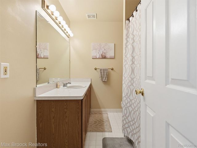 30613 Hidden Pines Lane, Roseville, MI 48066