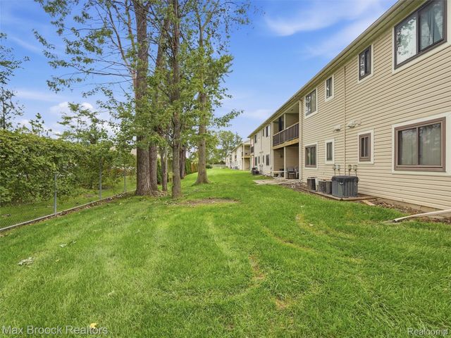 30613 Hidden Pines Lane, Roseville, MI 48066