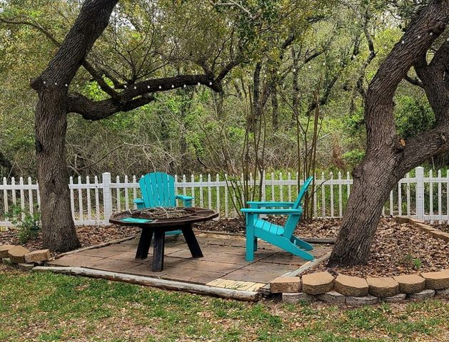 110 Palo Pinto Dr, Rockport, TX 78382