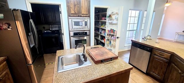 110 Palo Pinto Dr, Rockport, TX 78382