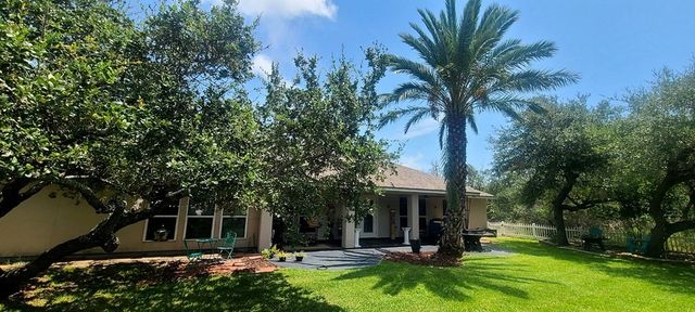 110 Palo Pinto Dr, Rockport, TX 78382