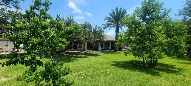 110 Palo Pinto Dr, Rockport, TX 78382