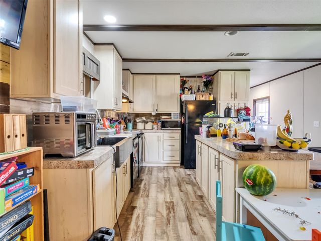 8802 Los Robles Avenue, Alvin, TX 77511
