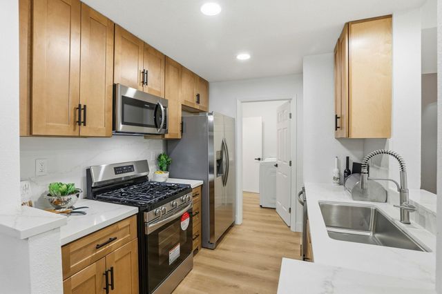 601 Arcadia Ter 102, Sunnyvale, CA 94085