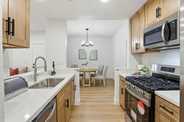 601 Arcadia Ter 102, Sunnyvale, CA 94085