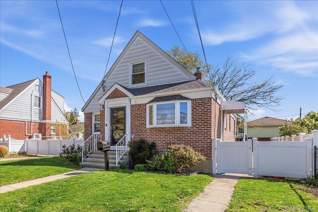 132 Wardwell Road, Mineola, NY 11501