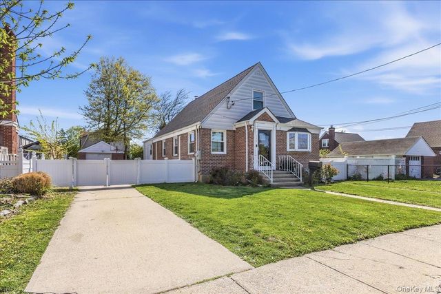 132 Wardwell Road, Mineola, NY 11501