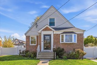 132 Wardwell Road, Mineola, NY 11501