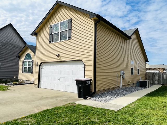 2326 Button Dr, Clarksville, TN 37040