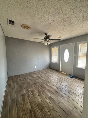 3801 E Berry Street, Fort Worth, TX 76105