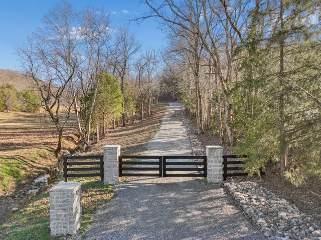 215 Hickman Creek Road S, Hickman, TN 38567