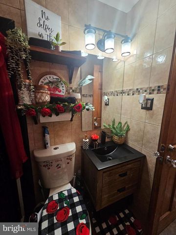 906 SUTTERS MILL LN, Temple, PA 19560