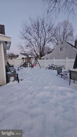 906 SUTTERS MILL LN, Temple, PA 19560