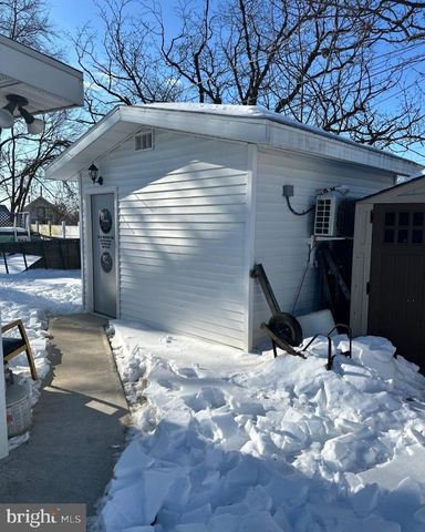 906 SUTTERS MILL LN, Temple, PA 19560