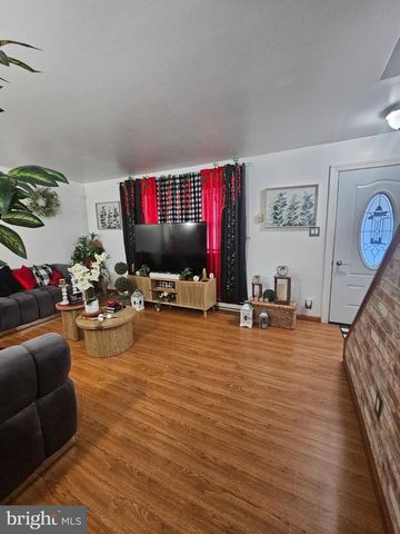 906 SUTTERS MILL LN, Temple, PA 19560