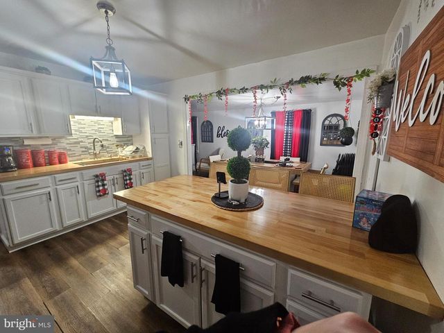 906 SUTTERS MILL LN, Temple, PA 19560