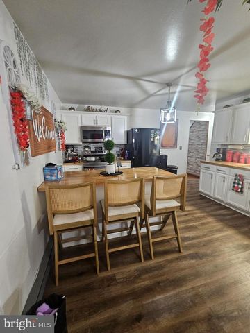 906 SUTTERS MILL LN, Temple, PA 19560