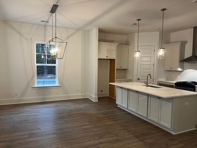 100 E Carolina Avenue, Summerville, SC 29483