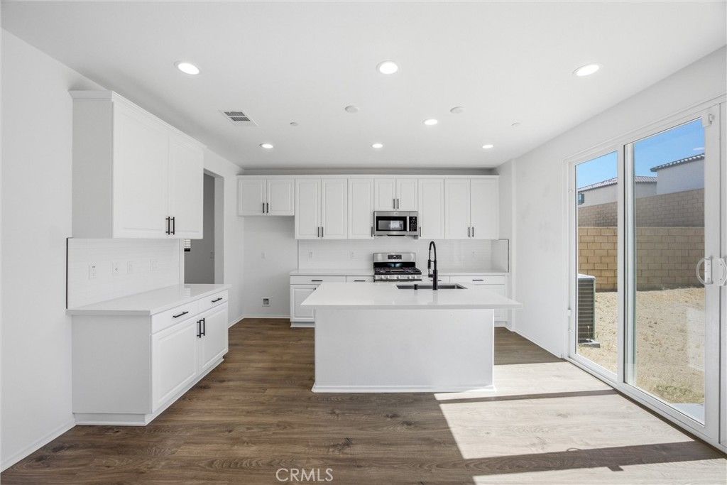Image 10 of property listing at 8844 Glencliff Avenue, Hesperia, CA 92345