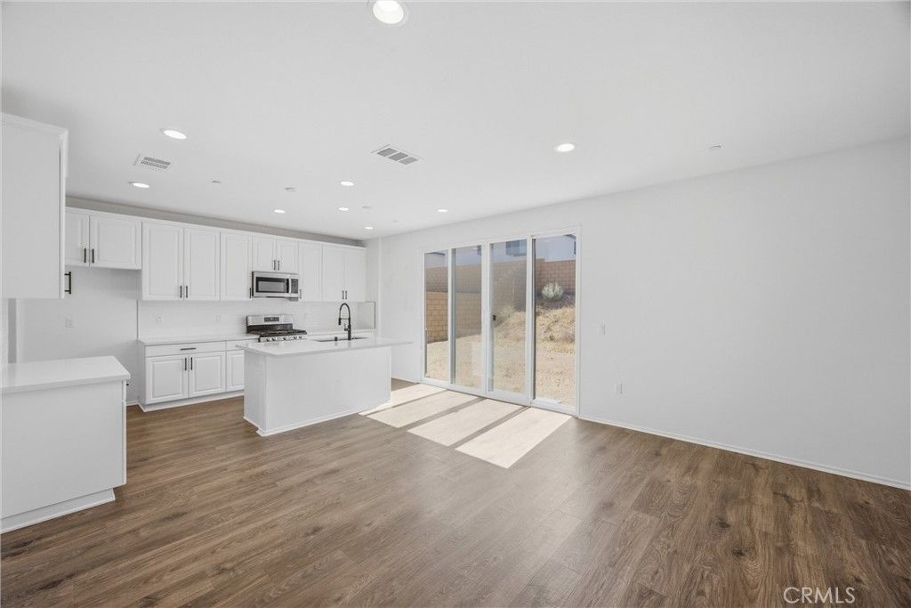 Image 9 of property listing at 8844 Glencliff Avenue, Hesperia, CA 92345