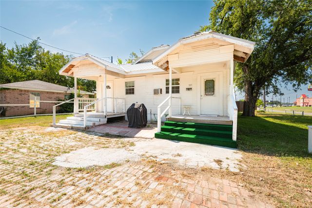 1909 Sycamore Street, Commerce, TX 75428