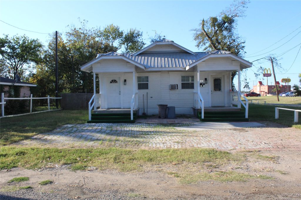 1909 Sycamore Street, Commerce, TX 75428