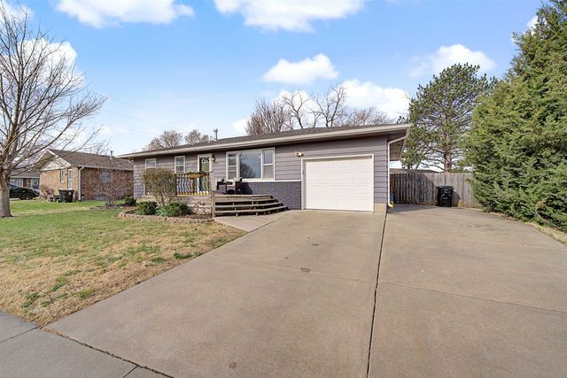 2082 Shalimar Dr, Salina, KS 67401