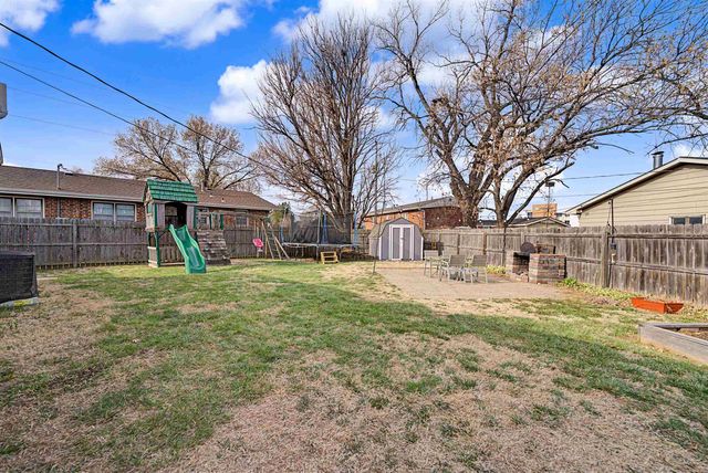 2082 Shalimar Dr, Salina, KS 67401