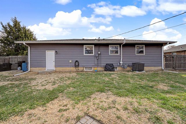 2082 Shalimar Dr, Salina, KS 67401