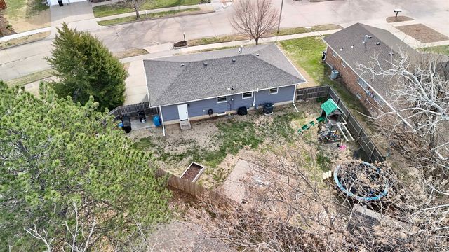 2082 Shalimar Dr, Salina, KS 67401