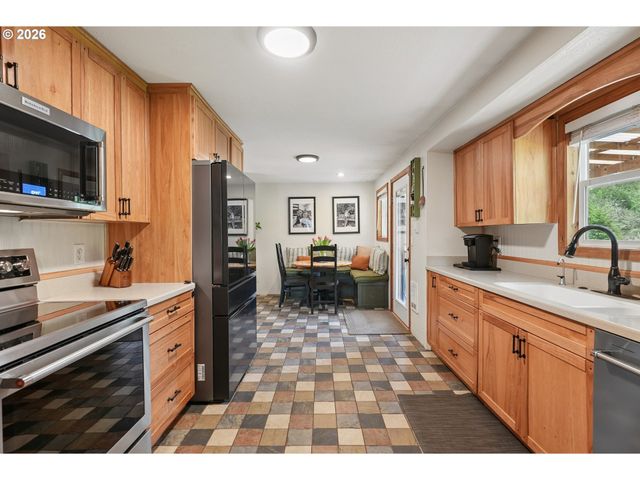 18620 S GREENVIEW Dr, Oregon City, OR 97045