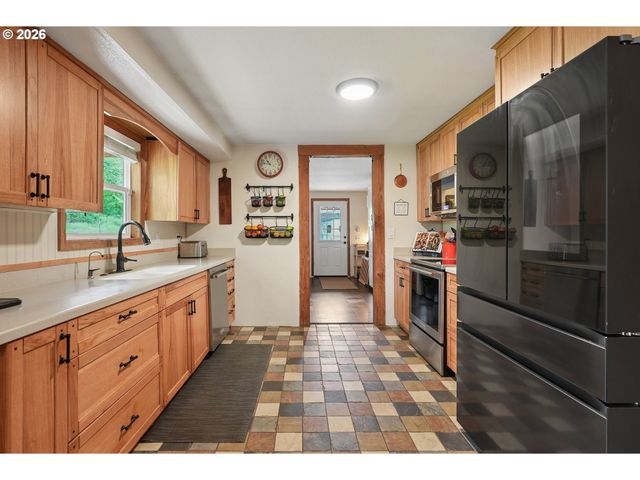 18620 S GREENVIEW Dr, Oregon City, OR 97045